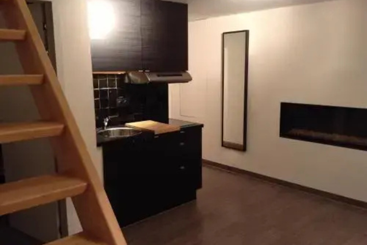 Room 2 of 10