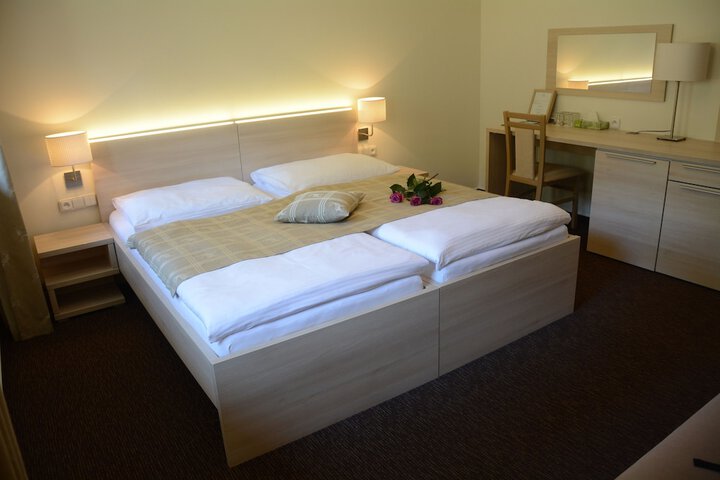 Room 6 of 37