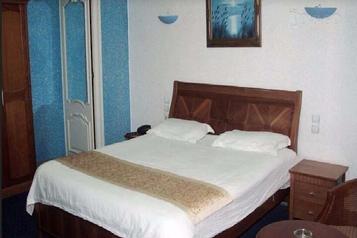 Room 5 of 10