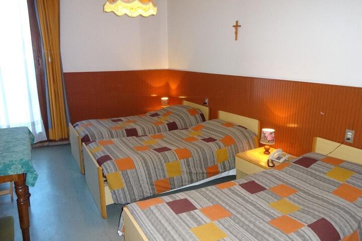 Room 4 of 7