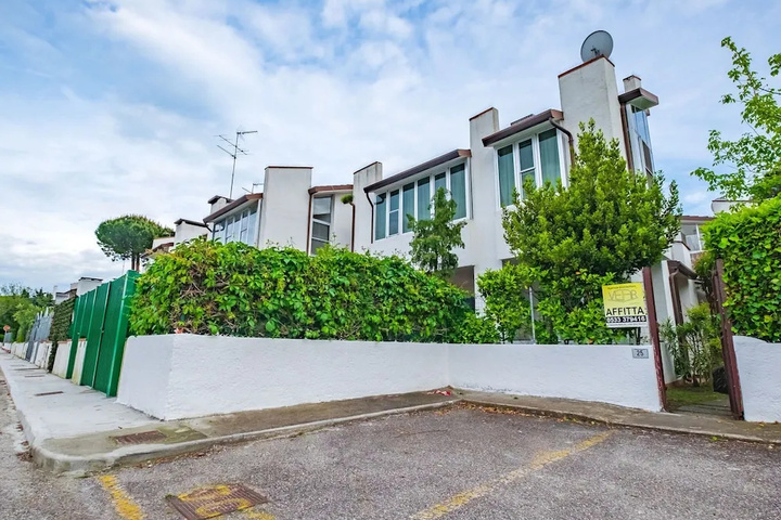 House in Residence With Garden With Gazebo and Barbecue