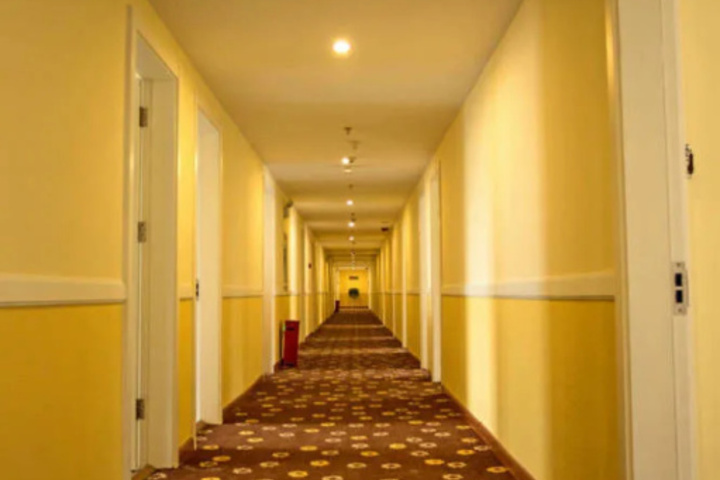 Room 7 of 12