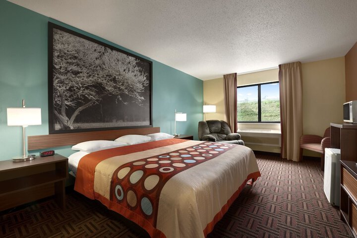 1 King Bed (5 of 10)