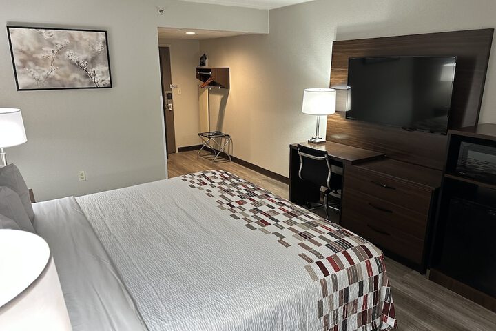 1 King Bed (5 of 16)