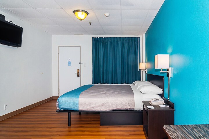 1 Queen Bed (2 of 16)