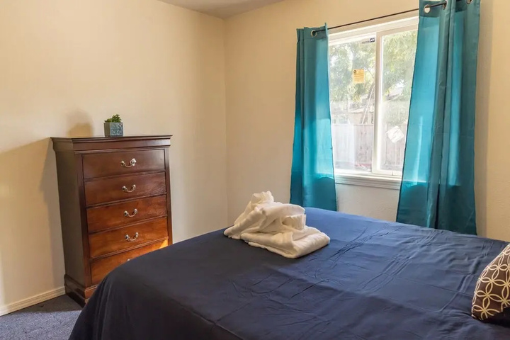 Room 4 of 16