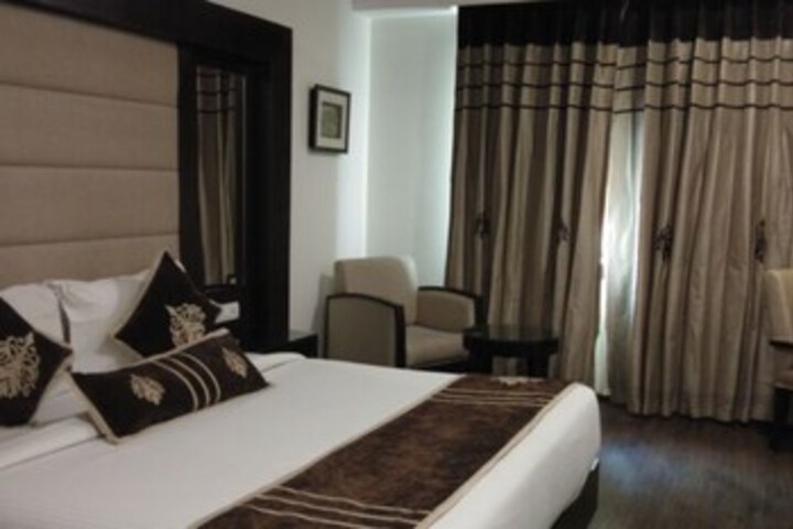 Room 6 of 14