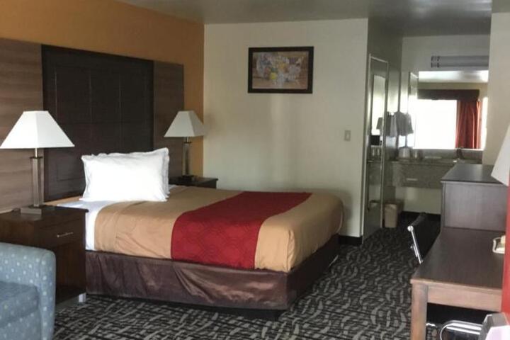 1 Queen Bed (7 of 9)