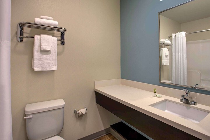 Queen Bed Kitchen Accessible (3 of 12)