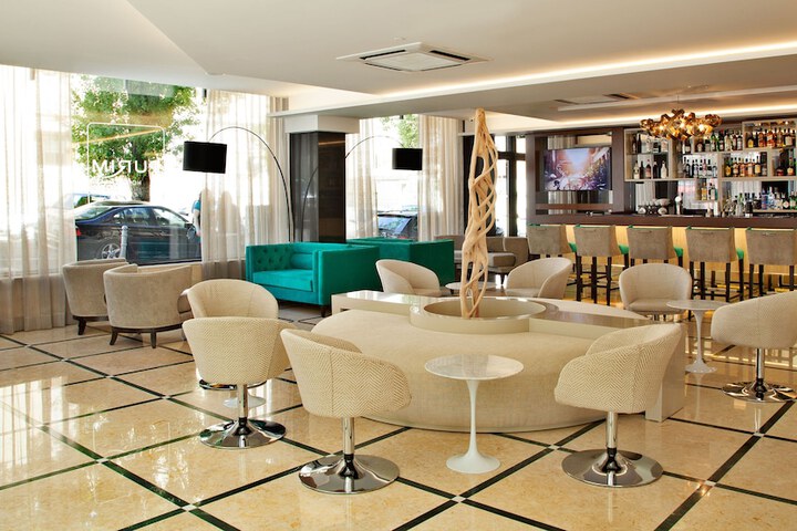 Lounge 38 of 40