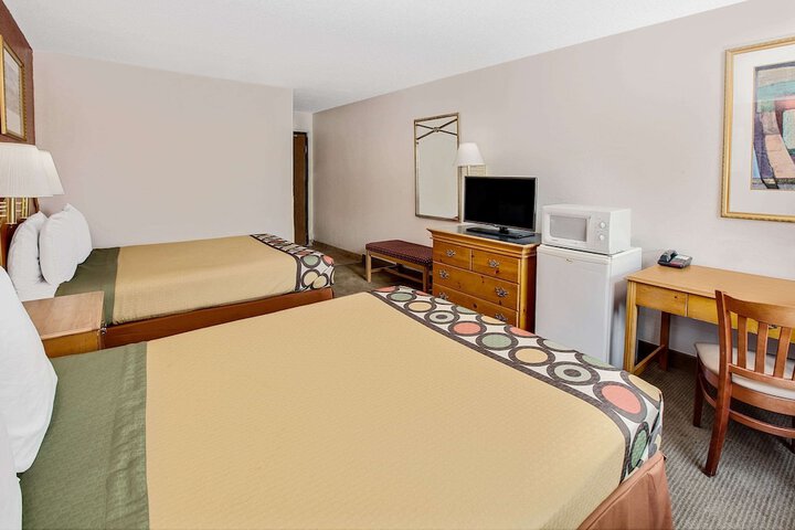 1 Queen Bed (7 of 18)