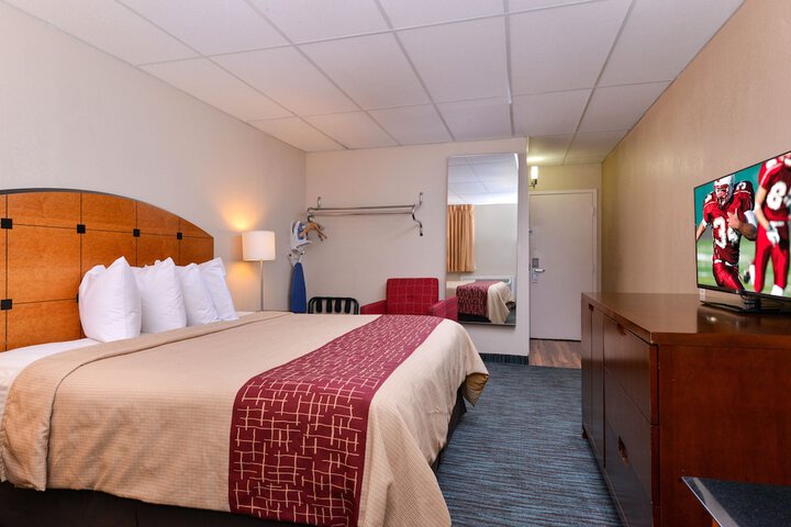 Business King Bed (10 of 13)