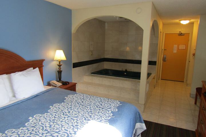 1 King Bed (2 of 16)