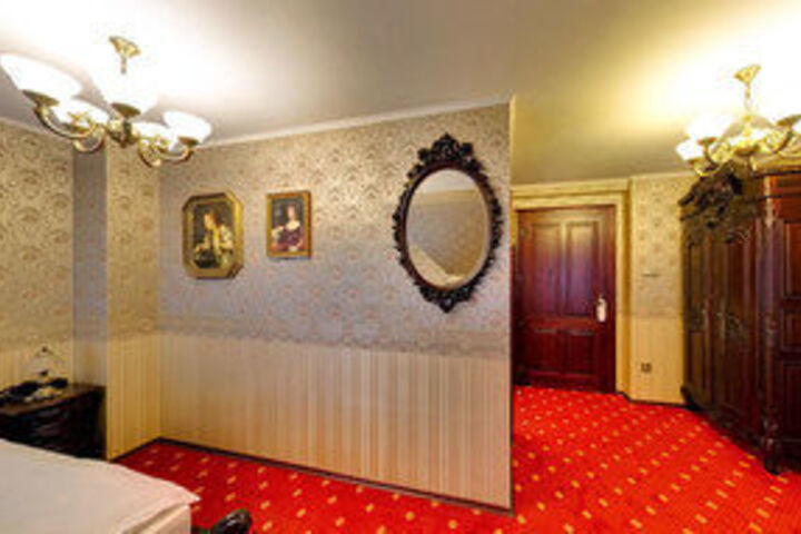 Room 17 of 34