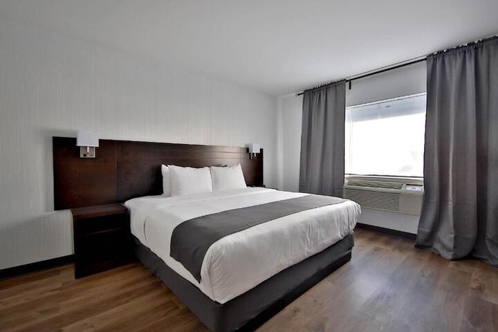 1 King Bed (3 of 20)