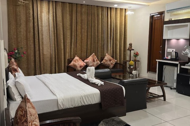 Room 6 of 17
