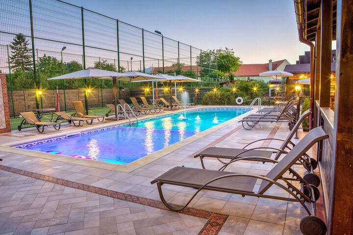Pool 53 of 125
