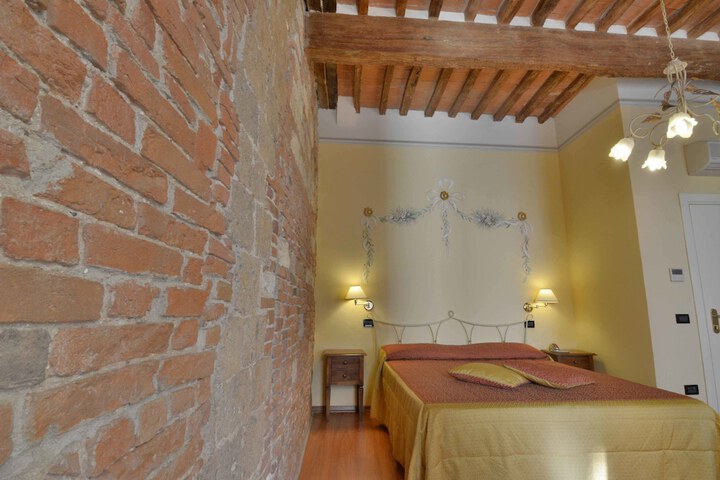 Room 15 of 102