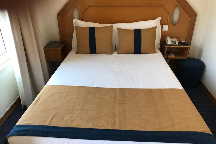 Room 11 of 48