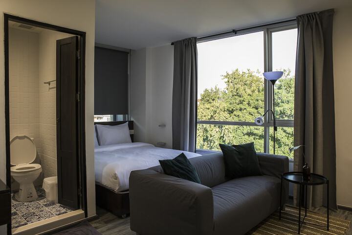 Room 20 of 142