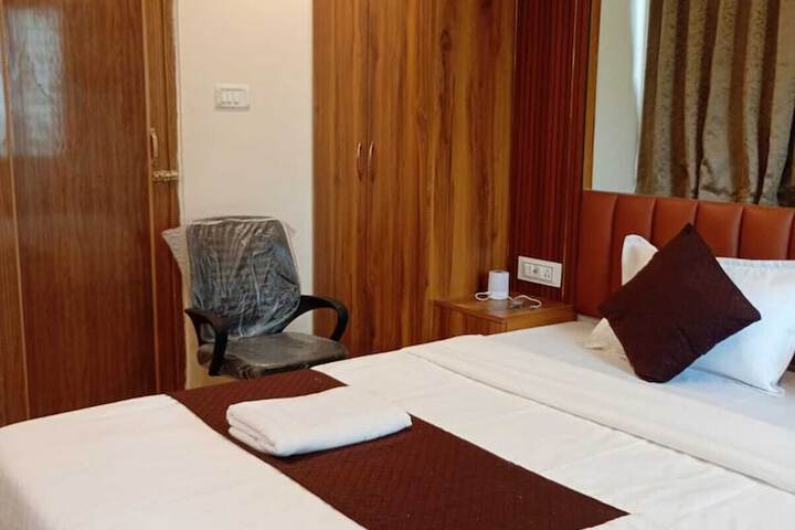 Room 10 of 16