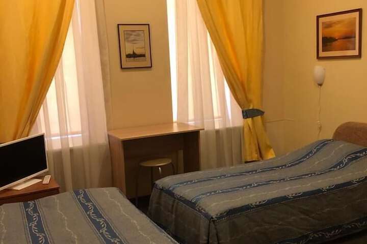 Room 8 of 12