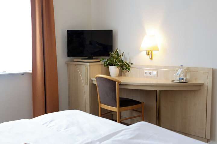 Room 4 of 33