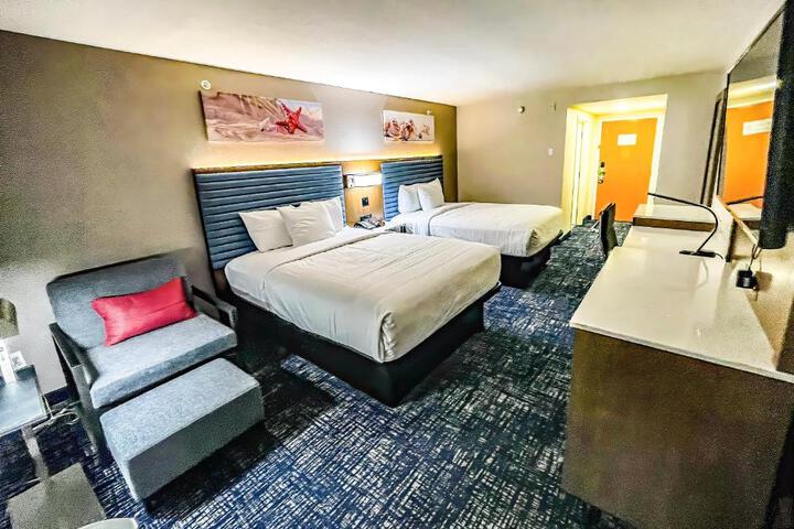 2 Queen Beds (5 of 13)