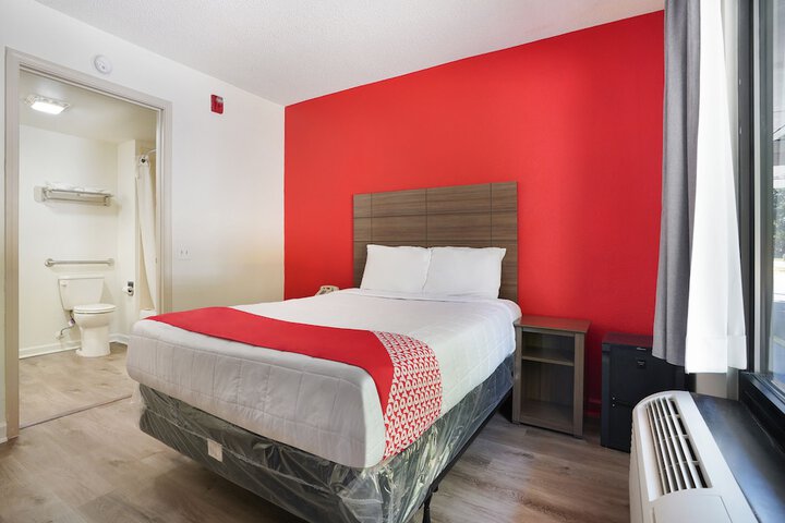 1 Queen Bed (9 of 19)