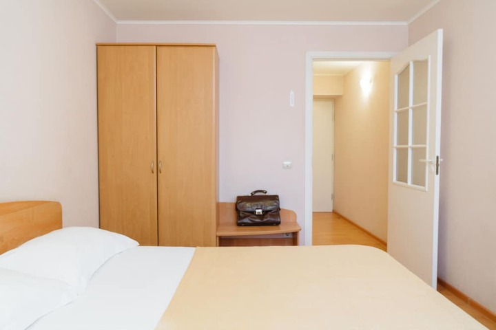 Room 4 of 100