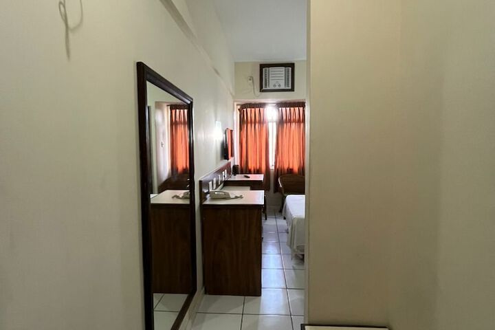 Room 11 of 32