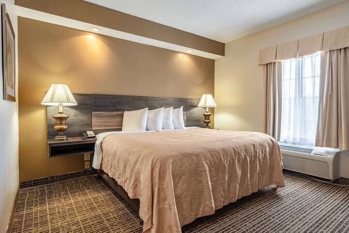 1 King Bed (4 of 13)