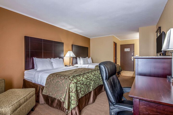 2 Queen Beds (3 of 8)