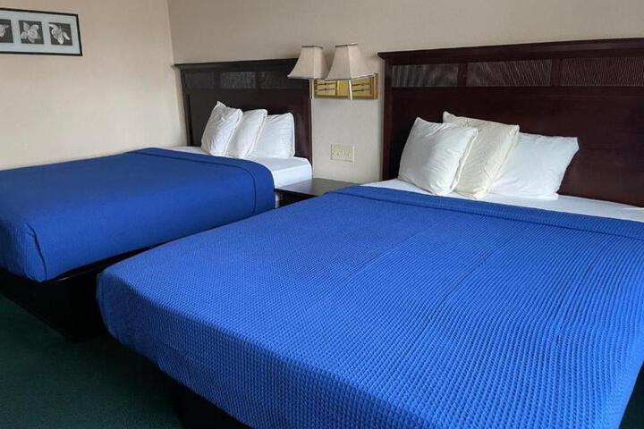 Deluxe Queen Bed (8 of 10)