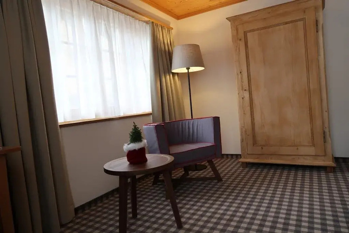 Room 5 of 10