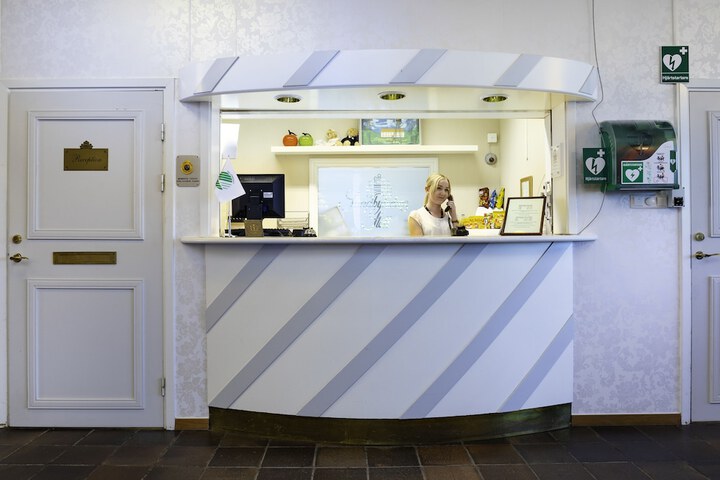 Check-in/check-out kiosk