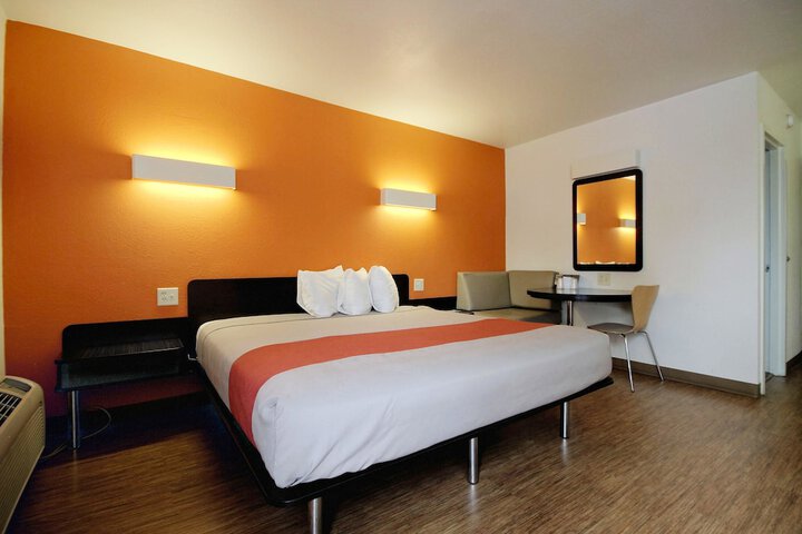 1 King Bed (4 of 18)