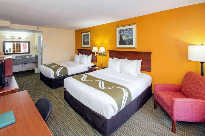 2 Queen Beds (7 of 15)