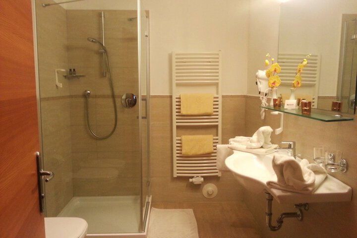 Room 9 of 39