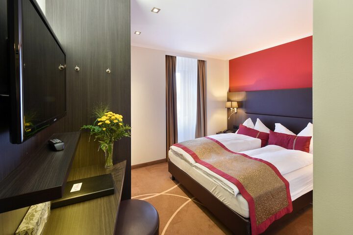 Room 28 of 103