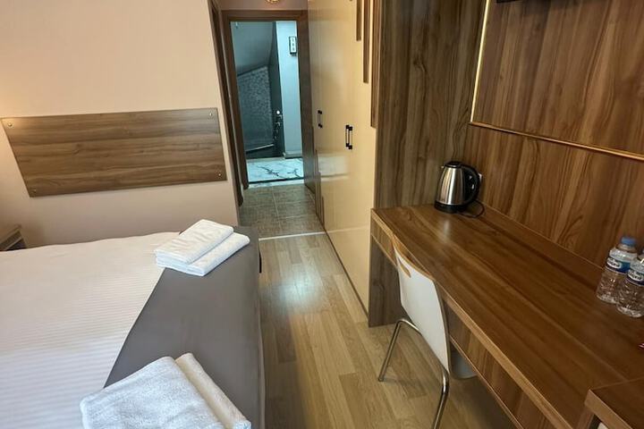 Room 10 of 28