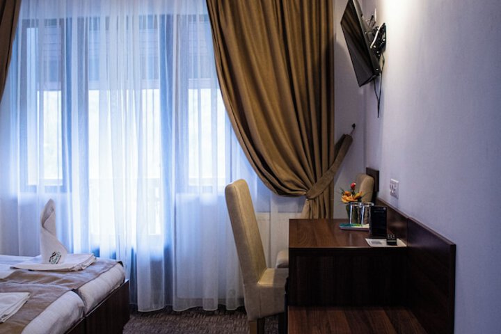 Room 12 of 90