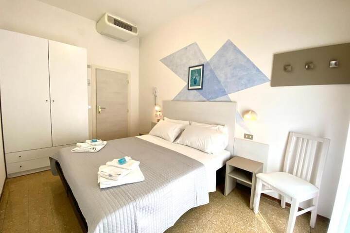 Room 2 of 27