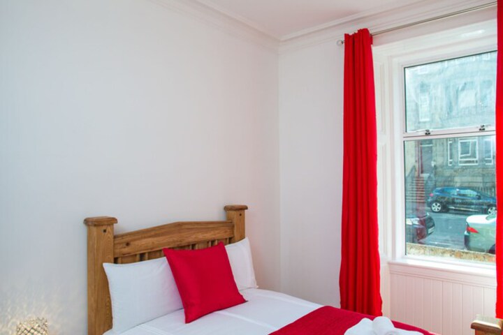 Room 2 of 9