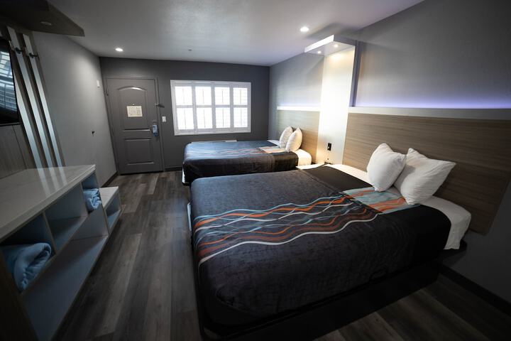 2 Queen Beds (16 of 18)