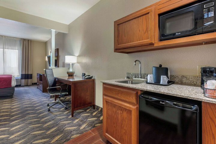 Suite King Bed Accessible (19 of 25)