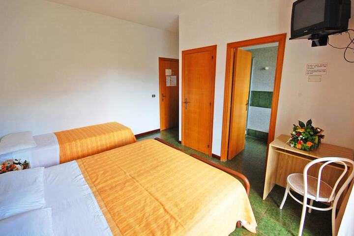 Room 2 of 21