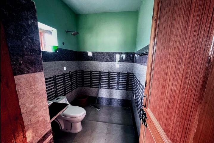 Room 17 of 33