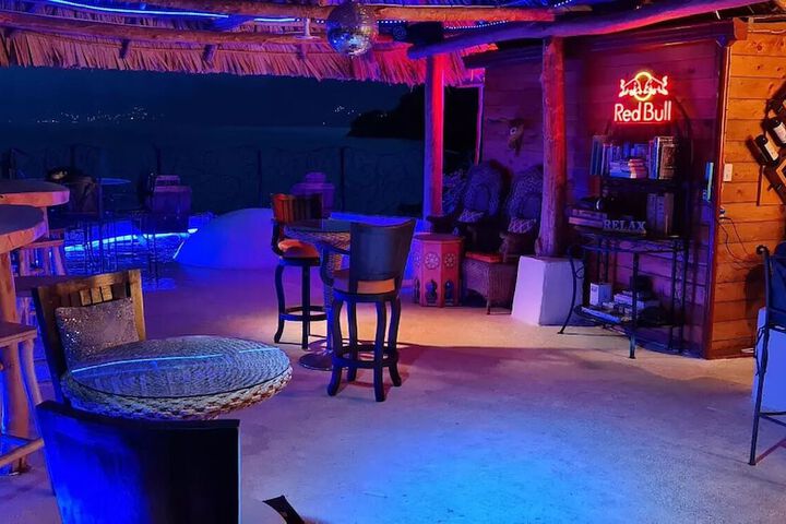 Lounge 65 of 88