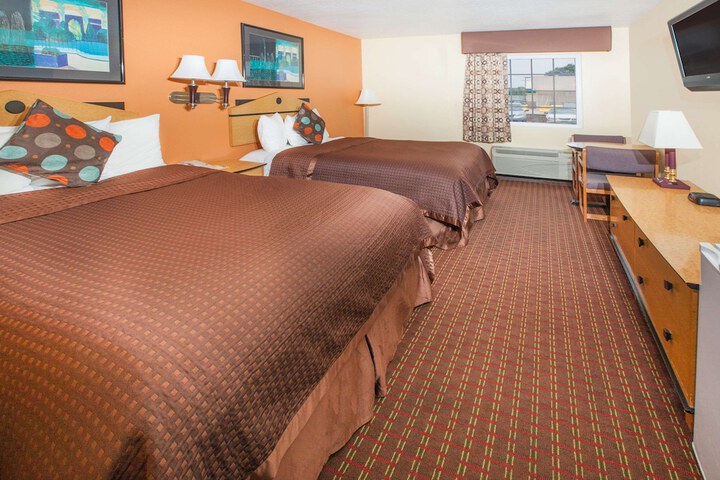 2 Queen Beds (1 of 4)